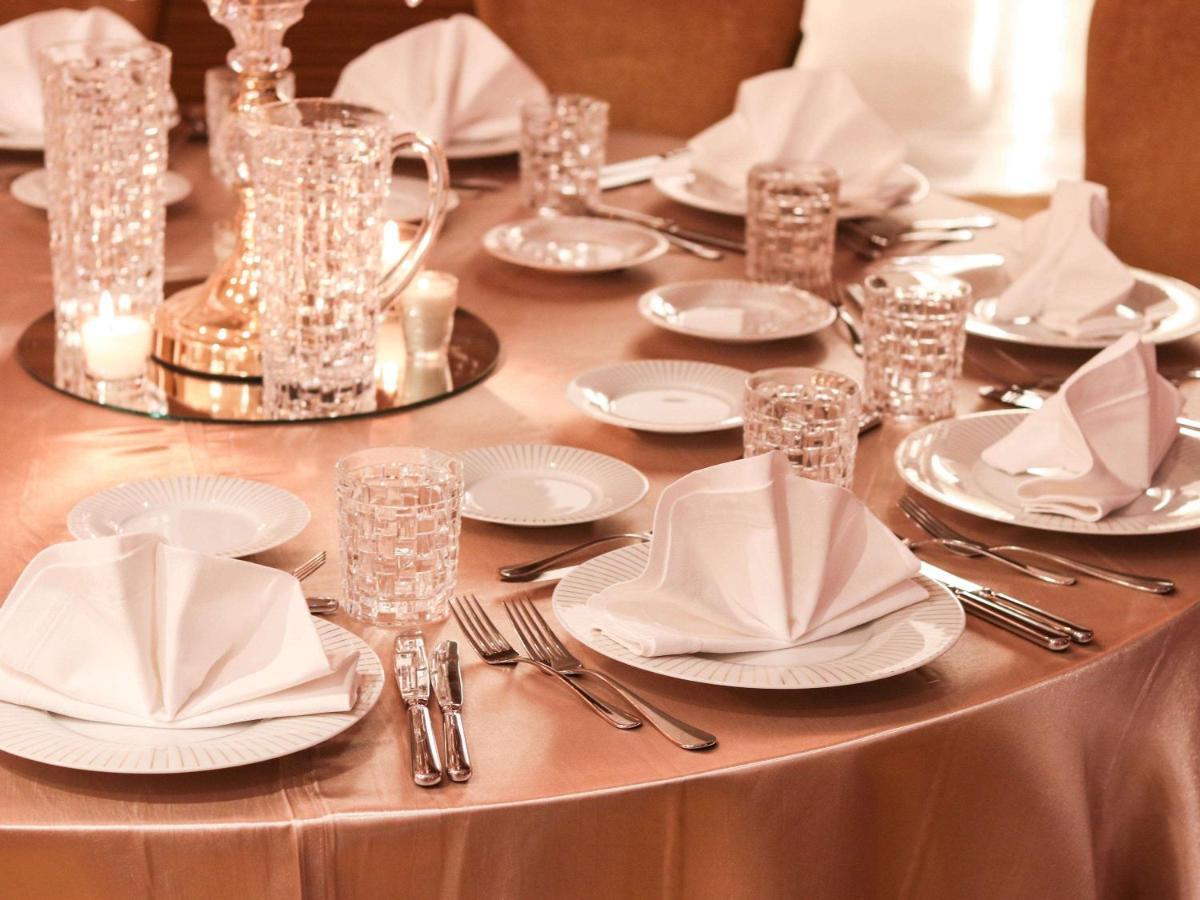 モーベンピック ホテル デュ ラック チュニス エクステリア 写真 A table set for fine dining