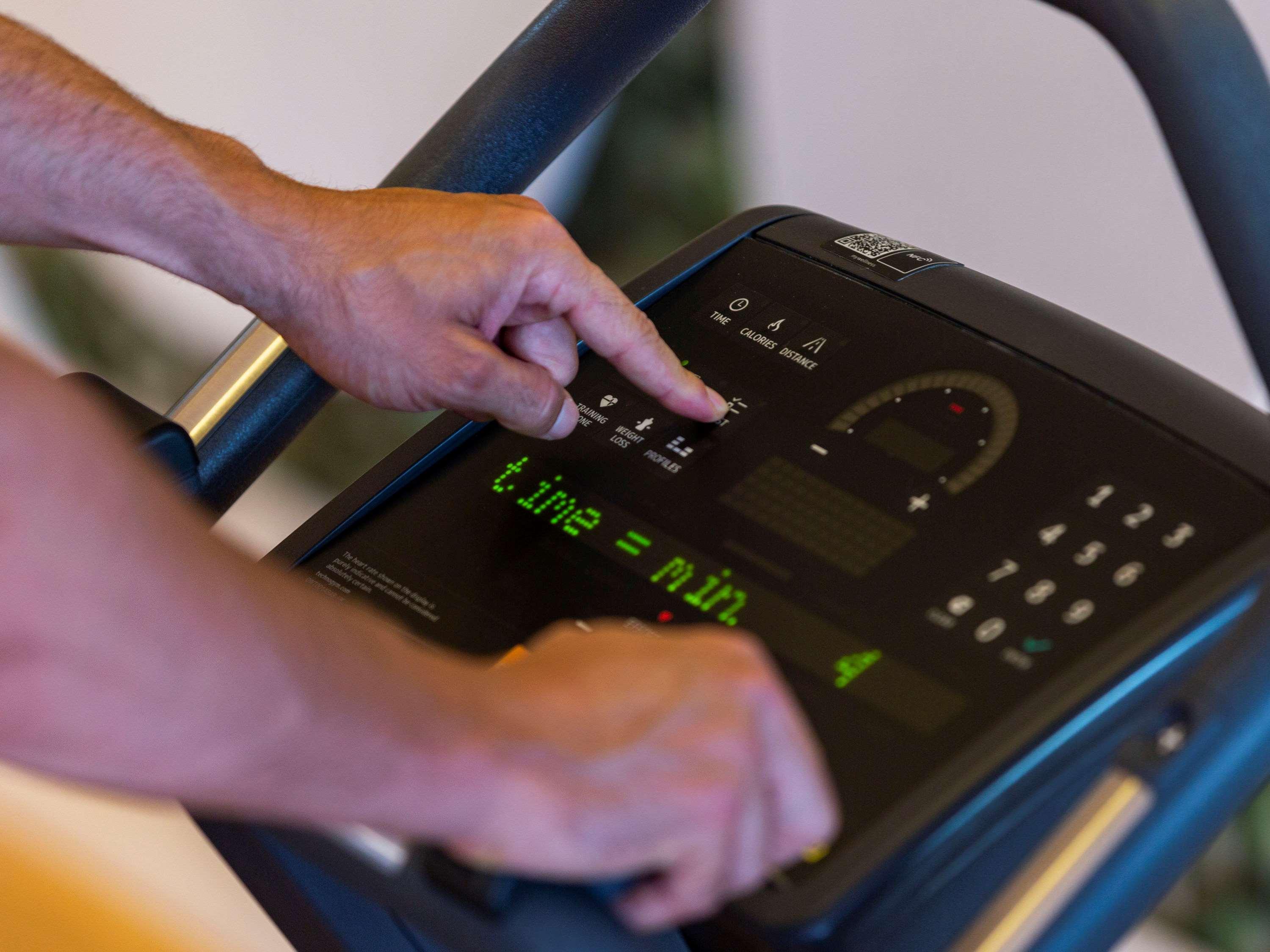 モーベンピック ホテル デュ ラック チュニス エクステリア 写真 A treadmill console