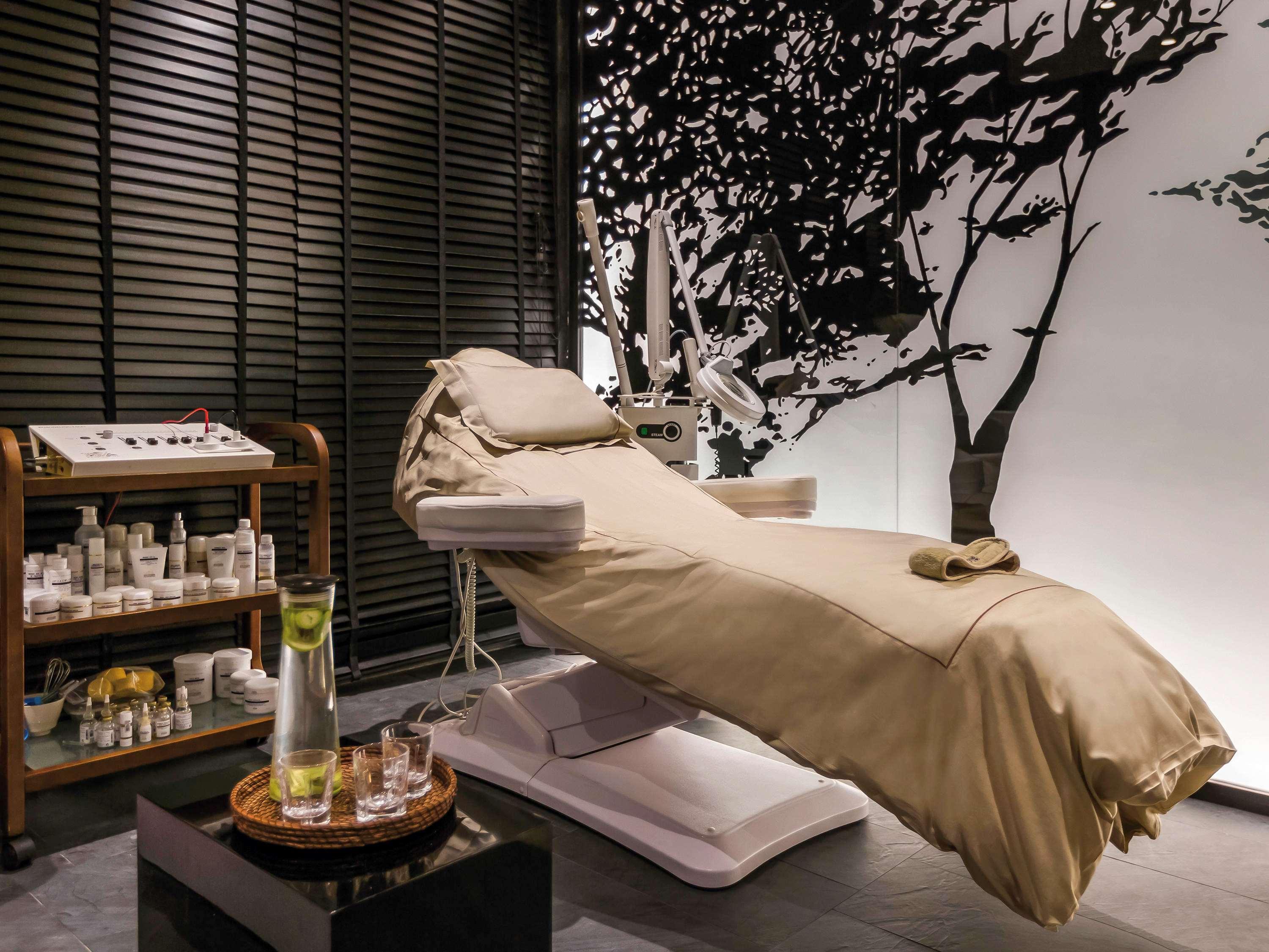 モーベンピック ホテル デュ ラック チュニス エクステリア 写真 A treatment room at a spa