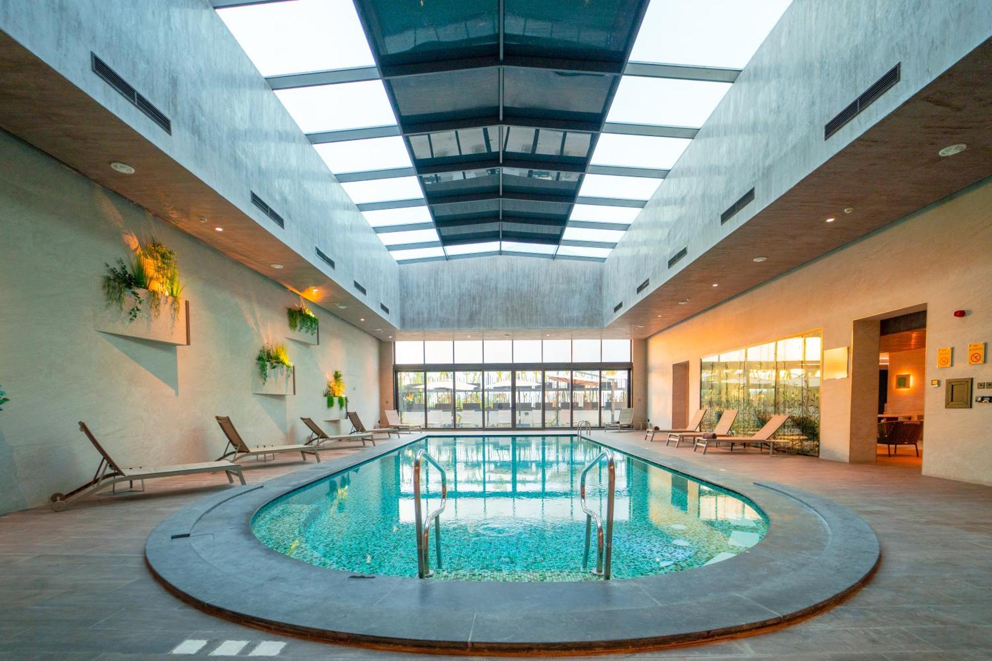 モーベンピック ホテル デュ ラック チュニス エクステリア 写真 The swimming pool at the hotel