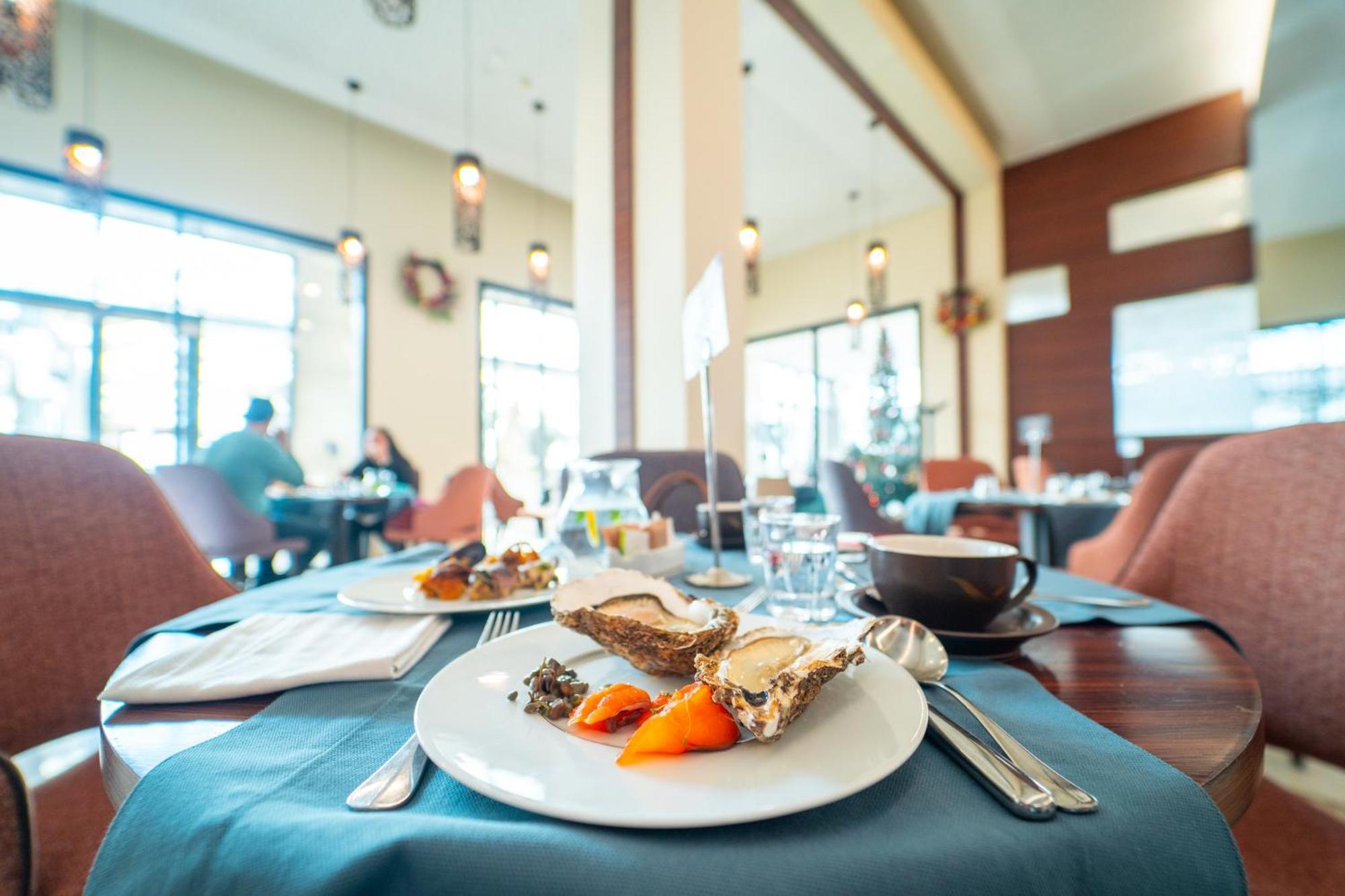 モーベンピック ホテル デュ ラック チュニス エクステリア 写真 A restaurant in the Maldives